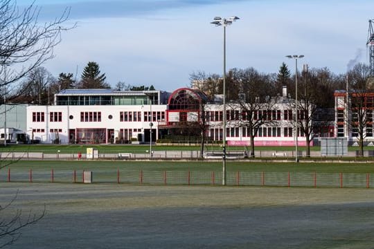 Laut WDR wurde gegen ehemalige und aktuelle Bayern-Funktionäre ein Verfahren wegen des Verstoßes gegen das Mindestlohngesetz eingeleitet.
