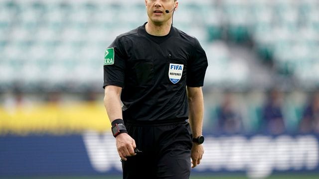 Sieht sich derzeit heftigen Anfeindungen ausgesetzt: Schiedsrichter Felix Zwayer. Sieht sich derzeit heftigen Anfeindungen ausgesetzt: Schiedsrichter Felix Zwayer.