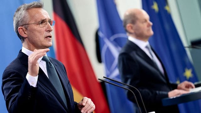 Nato-Generalsekretär Jens Stoltenberg (l) und Bundeskanzler Olaf Scholz bei ihrer Pressekonferenz im Kanzleramt.