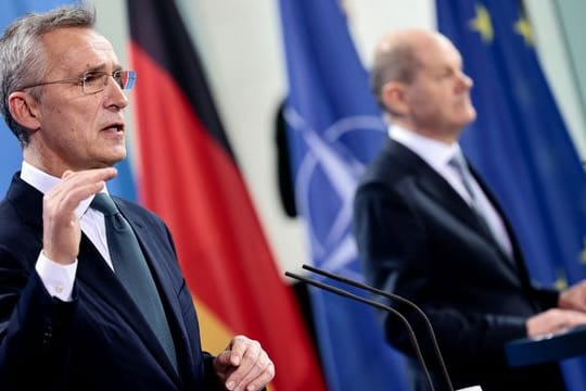 Nato-Generalsekretär Jens Stoltenberg (l) und Bundeskanzler Olaf Scholz bei ihrer Pressekonferenz im Kanzleramt.