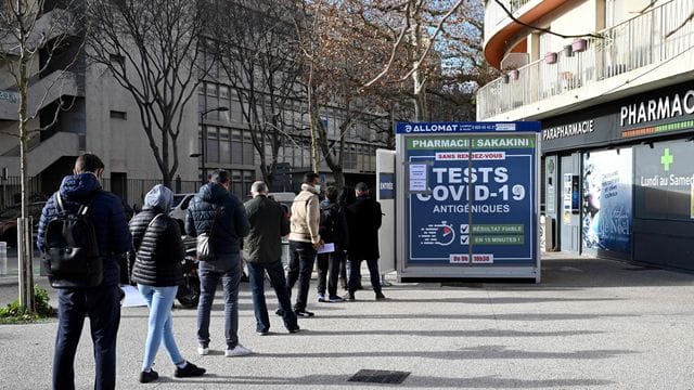 Menschen stehen vor einer Apotheke in Marseille an, um einen Corona-Schnelltest zu erhalten.