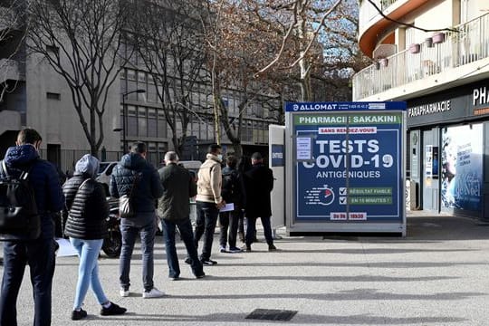 Menschen stehen vor einer Apotheke in Marseille an, um einen Corona-Schnelltest zu erhalten.