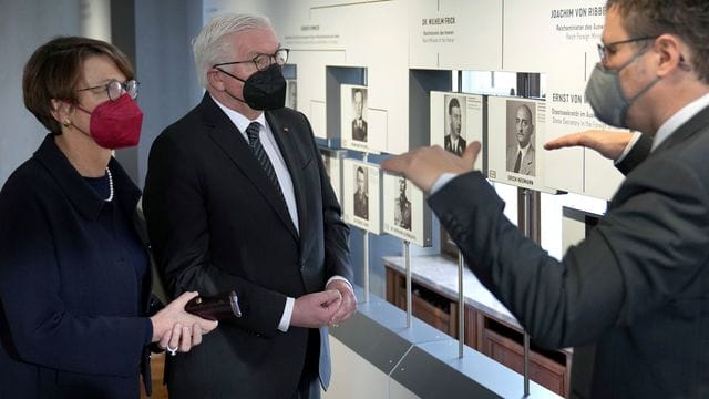 Bundespräsident Frank-Walter Steinmeier (M) und seine Frau Elke Büdenbender werden von Matthias Hass, dem stellvertretender Direktor im Haus der Wannsee-Konferenz, durch die dortige Dauerausstellung geführt. Bundespräsident Frank-Walter Steinmeier (M) und seine Frau Elke Büdenbender werden von Matthias Hass, dem stellvertretender Direktor im Haus der Wannsee-Konferenz, durch die dortige Dauerausstellung geführt.