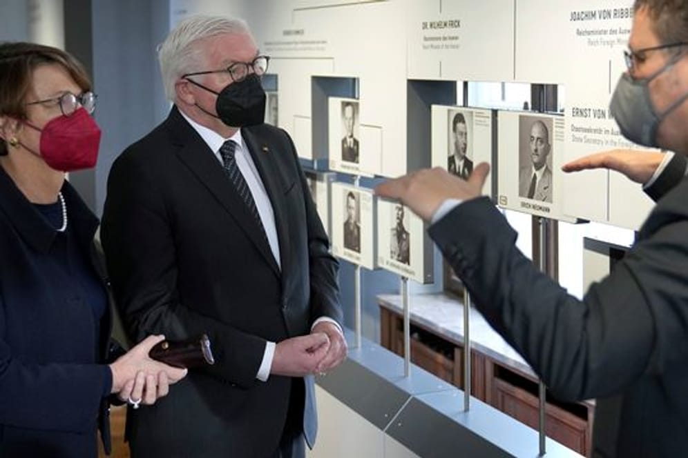 Bundespräsident Frank-Walter Steinmeier (M) und seine Frau Elke Büdenbender werden von Matthias Hass, dem stellvertretender Direktor im Haus der Wannsee-Konferenz, durch die dortige Dauerausstellung geführt.