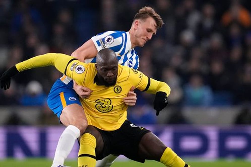 Chelseas Romelu Lukaku (vorne) kämpft mit Brightons Dan Burn um den Ball.