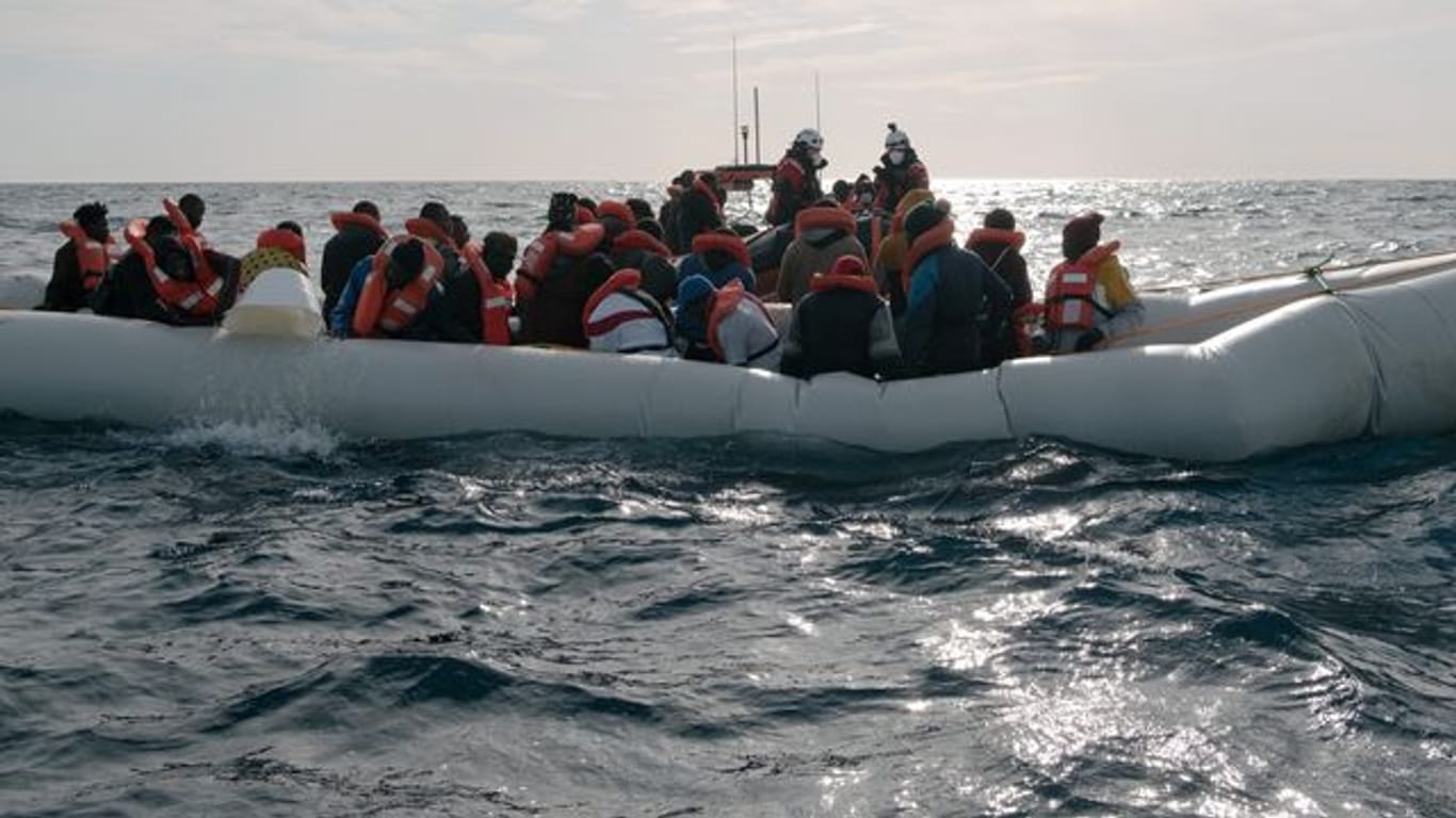 Menschen in einem in Not geratenen Boot auf dem Mittelmeer.