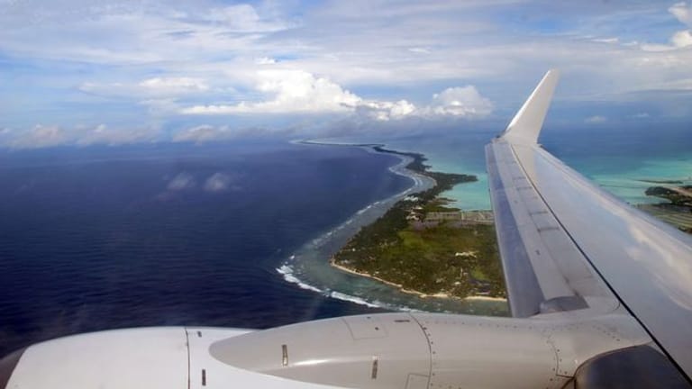 Blick auf Tarawa, die Hauptinsel des Pazifikstaats: Die medizinischen Versorgungsmöglichkeiten sind auf Kiribati begrenzt.