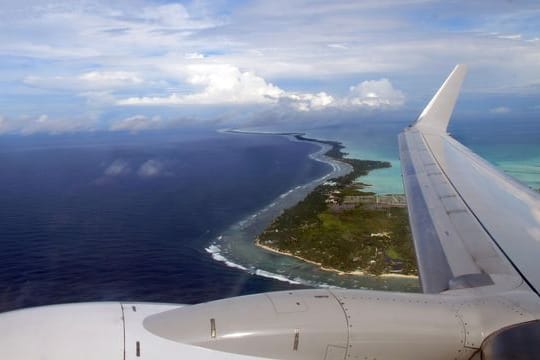 Blick auf Tarawa, die Hauptinsel des Pazifikstaats: Die medizinischen Versorgungsmöglichkeiten sind auf Kiribati begrenzt.