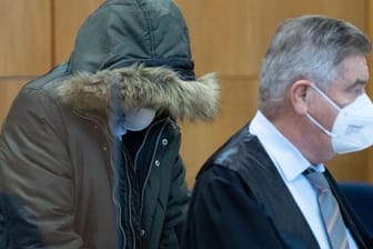 Gegen den aus Syrien stammenden Arzt hat im Frankfurter Oberlandesgericht der Prozess begonnen.