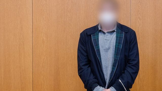 Der Angeklagte im Verhandlungssaal des Landgerichts Landshut.