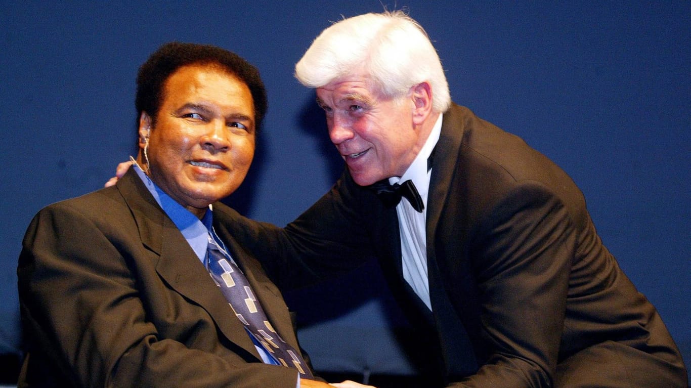 Muhammad Ali 2002 bei der Deutschland-Premiere des Kinofilms "Ali" im Gespräch mit seinem ehemaligen Gegner Karl Mildenberger
