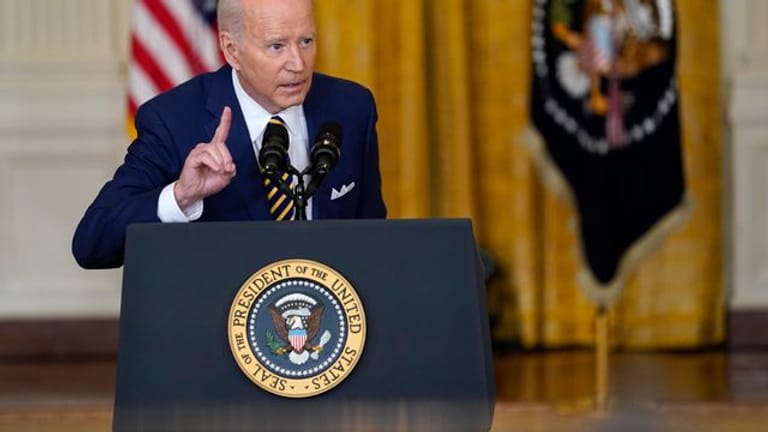 US-Präsident Joe Biden spricht während einer Pressekonferenz im East Room des Weißen Hauses.