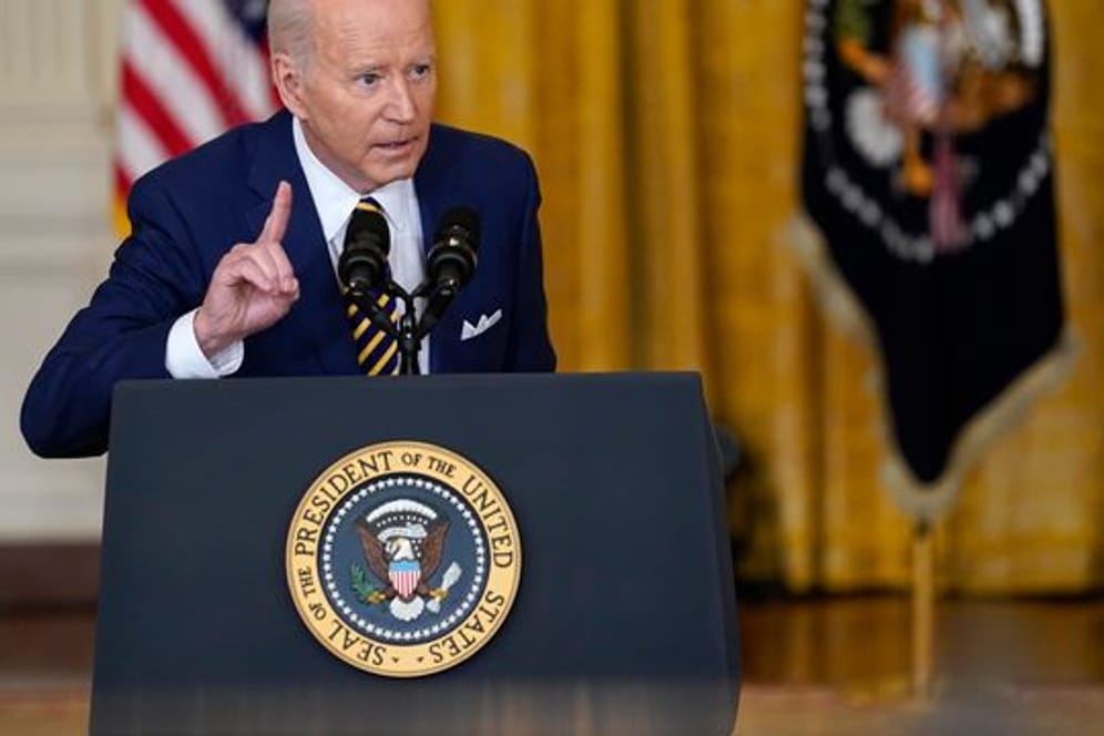 US-Präsident Joe Biden spricht während einer Pressekonferenz im East Room des Weißen Hauses.