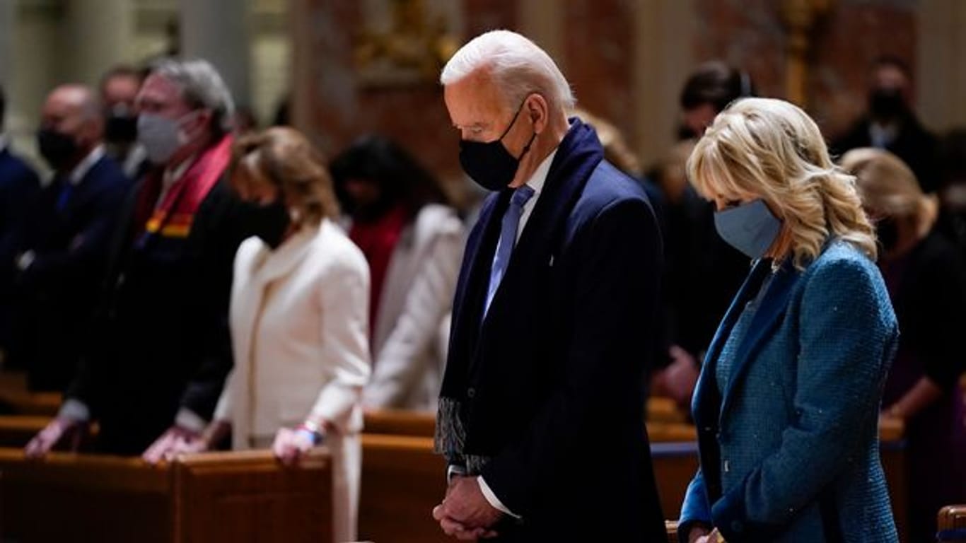 US-Präsident Joe Biden und seine Frau Jill besuchten die Messe in der Kathedrale St.