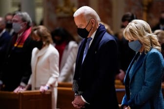 US-Präsident Joe Biden und seine Frau Jill besuchten die Messe in der Kathedrale St.