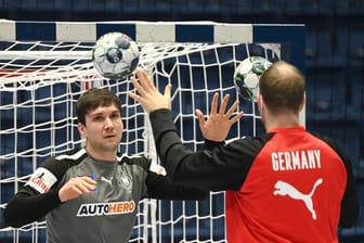 Torhüter Daniel Rebmann (l) und Torwarttrainer Matthias Andersson beim Training.