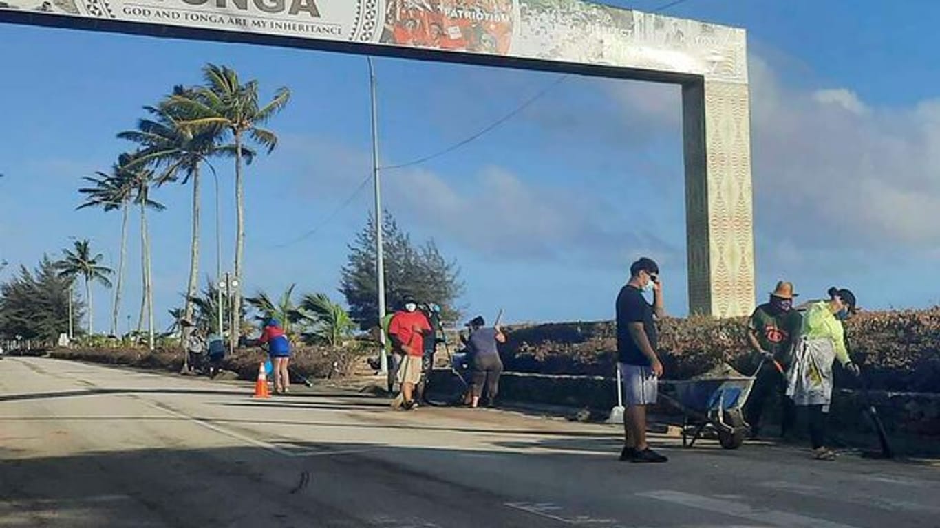 Aufräumarbeiten auf einer Straße in Nuku'alofa.