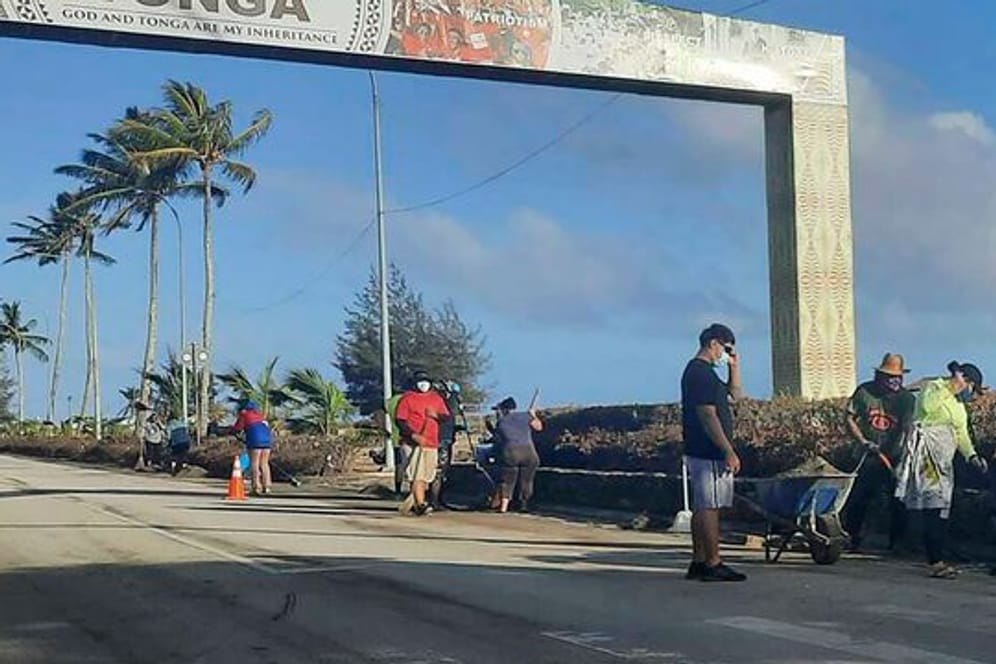 Aufräumarbeiten auf einer Straße in Nuku'alofa.