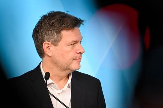 Bundeswirtschaftsminister Robert Habeck während einer Pressekonferenz in München.