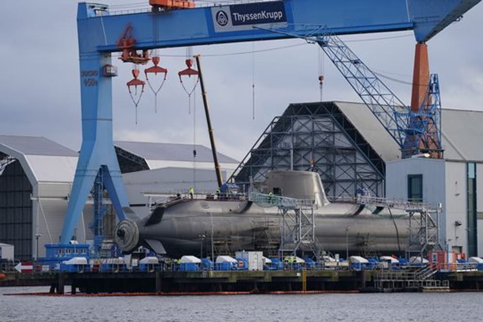 Ein im Bau befindliches U-Boot liegt in der Werft von ThyssenKrupp Marine Systems in Kiel.