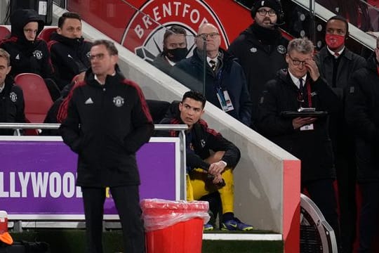 Manchester Uniteds Cristiano Ronaldo (M) verfolgt nach seiner Auswechslung durch Trainer Ralf Rangnick (v) das Spiel.