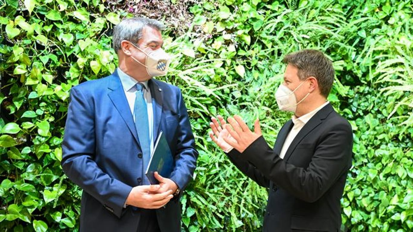 Bundeswirtschaftsminister Robert Habeck (r) im Gespräch mit dem bayerischen Ministerpräsidenten Markus Söder.