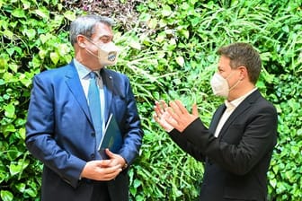 Bundeswirtschaftsminister Robert Habeck (r) im Gespräch mit dem bayerischen Ministerpräsidenten Markus Söder.