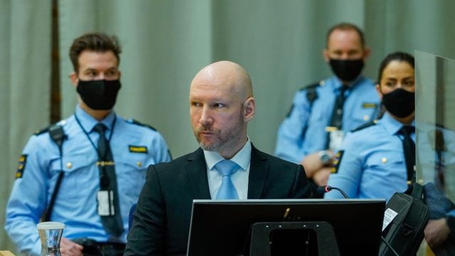 Der wegen Terrorismus verurteilte Anders Behring Breivik sitzt im provisorischen Gerichtssaal des Gefängnisses von Skien, wo sein Antrag auf vorzeitige Entlassung geprüft wird.