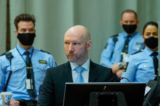 Der wegen Terrorismus verurteilte Anders Behring Breivik sitzt im provisorischen Gerichtssaal des Gefängnisses von Skien, wo sein Antrag auf vorzeitige Entlassung geprüft wird.