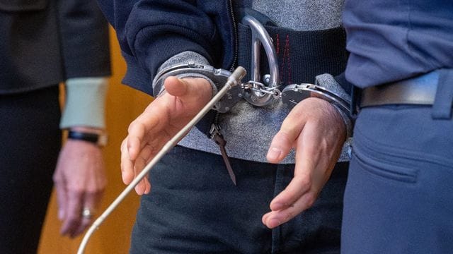Der Angeklagte in Handschellen im Verhandlungssaal des Landgerichts Landshut. Der Angeklagte in Handschellen im Verhandlungssaal des Landgerichts Landshut.