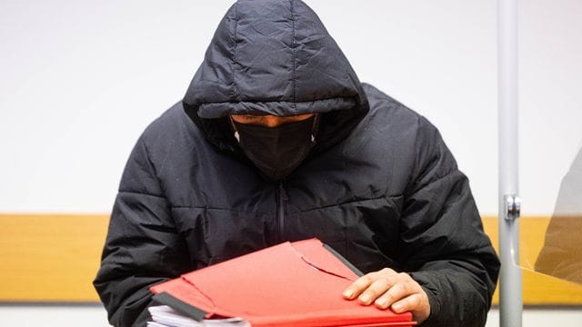 Der Angeklagte im Gerichtssaal.