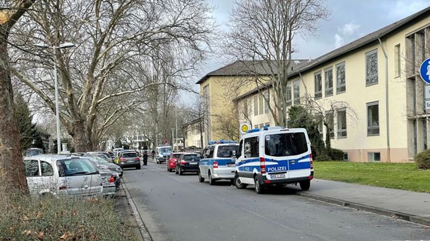 Einsatzkräfte stehen vor der Schule in Bonn.