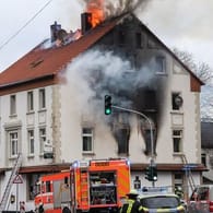 Einsatzkräfte der Feuerwehr bei dem Brand in dem Mehrfamilienhaus in Hagen.