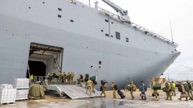 Soldaten betreten im Hafen von Brisbane die HMAS Adelaide bevor sie nach Tonga abreisen. Soldaten betreten im Hafen von Brisbane die HMAS Adelaide bevor sie nach Tonga abreisen.