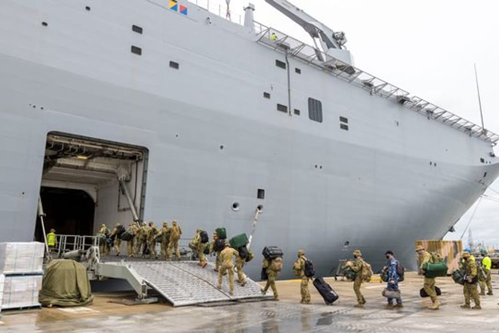 Soldaten betreten im Hafen von Brisbane die HMAS Adelaide bevor sie nach Tonga abreisen.