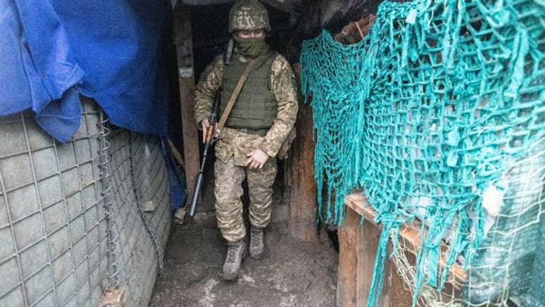 Ein ukrainischer Soldat in einem Schützengraben: Das Land braucht unter anderem "dringend 100.