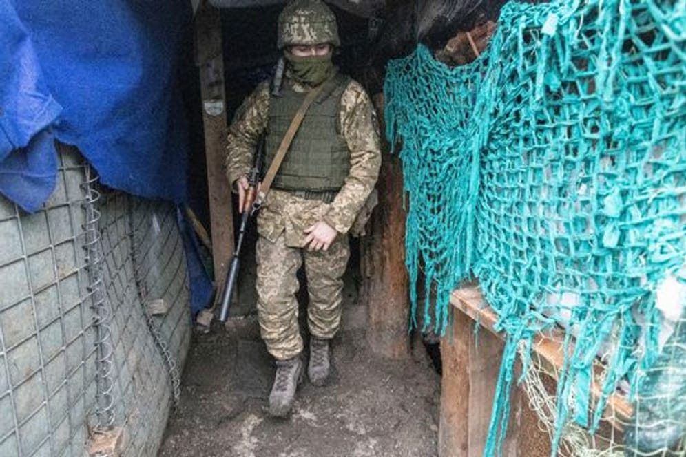 Ein ukrainischer Soldat in einem Schützengraben: Das Land braucht unter anderem "dringend 100.