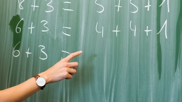 Risiko-Ort Schule: Die Gewerkschaft Erziehung und Wissenschaft kritisiert, dass Kitas und Schulen nicht flächendeckend mit PCR-Lollitests versorgt wurden. Risiko-Ort Schule: Die Gewerkschaft Erziehung und Wissenschaft kritisiert, dass Kitas und Schulen nicht flächendeckend mit PCR-Lollitests versorgt wurden.