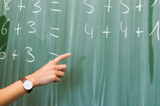 Risiko-Ort Schule: Die Gewerkschaft Erziehung und Wissenschaft kritisiert, dass Kitas und Schulen nicht flächendeckend mit PCR-Lollitests versorgt wurden.