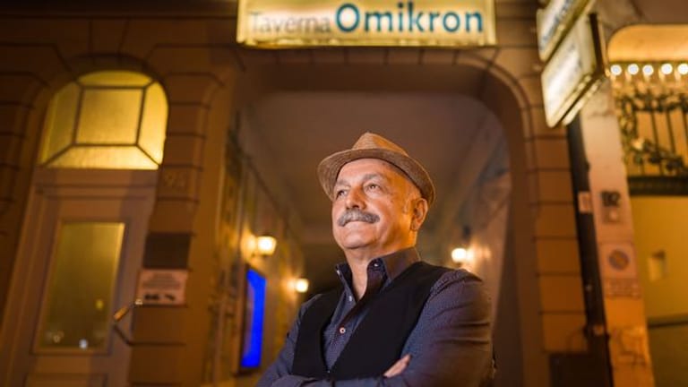 Kostas (Konstantinos) Tsapakidis an der Toreinfahrt zu seinem griechischen Restaurant "Taverna Omikron" in Frankfurt/Main.