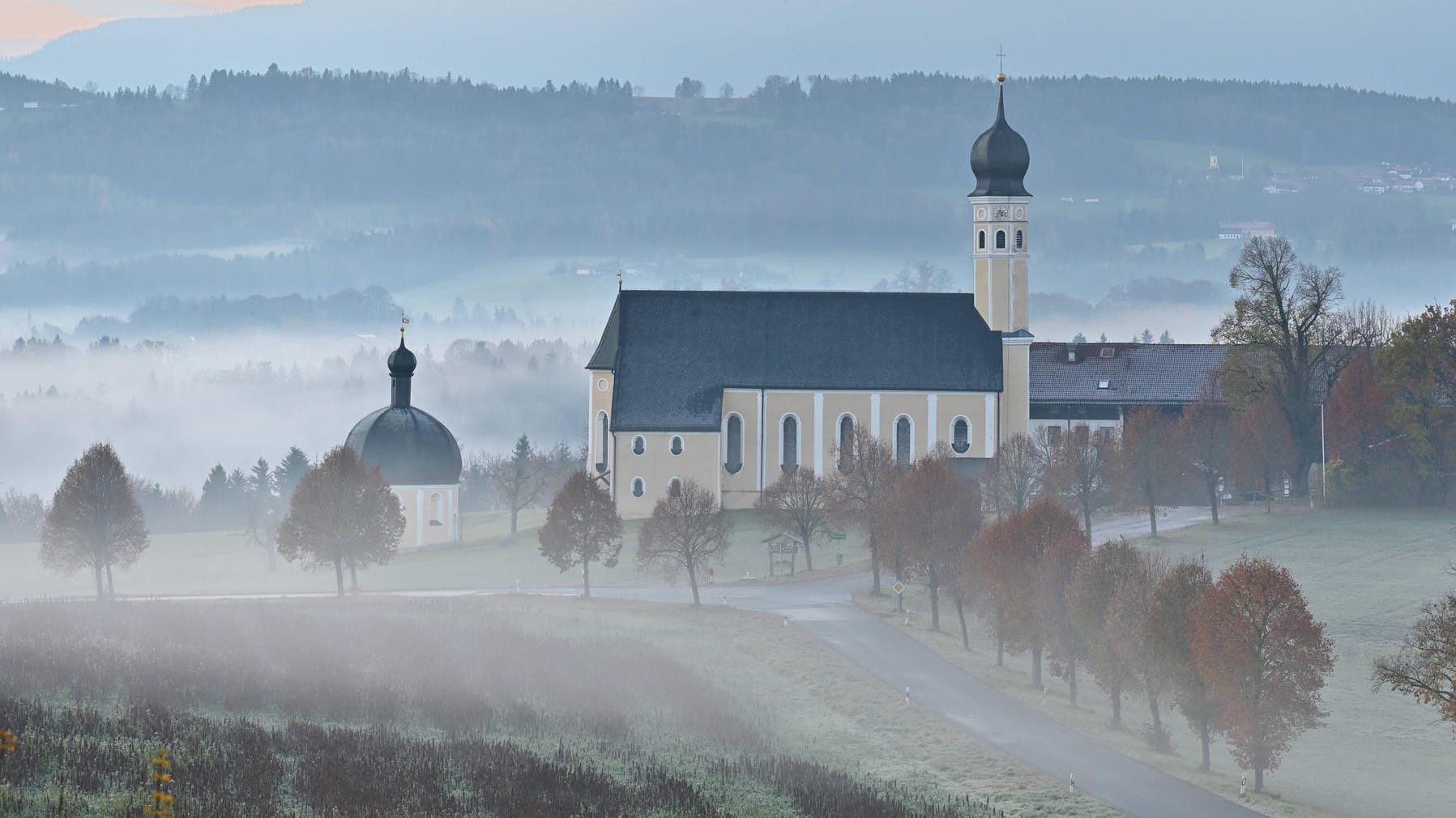 Wallfahrtskirche in Bayern (Archivbild): In der Corona-Pandemie sind zwar weniger Menschen aus der Kirche ausgetreten, Experten zweifeln aber an einer Trendwende.