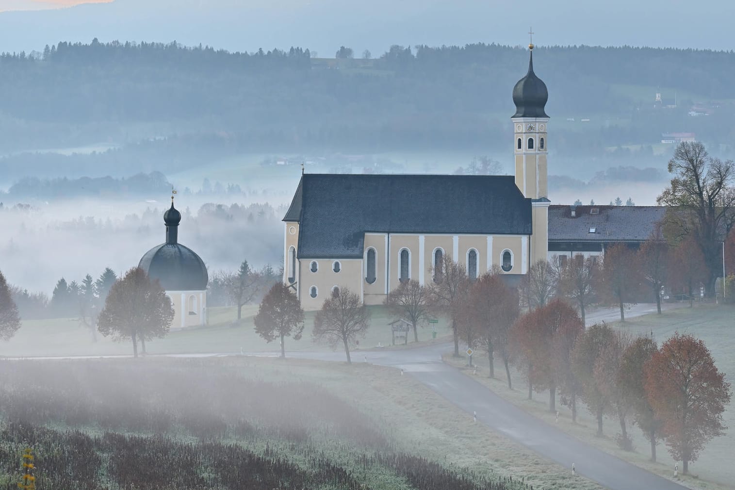 Wallfahrtskirche in Bayern (Archivbild): In der Corona-Pandemie sind zwar weniger Menschen aus der Kirche ausgetreten, Experten zweifeln aber an einer Trendwende. Wallfahrtskirche in Bayern (Archivbild): In der Corona-Pandemie sind zwar weniger Menschen aus der Kirche ausgetreten, Experten zweifeln aber an einer Trendwende.