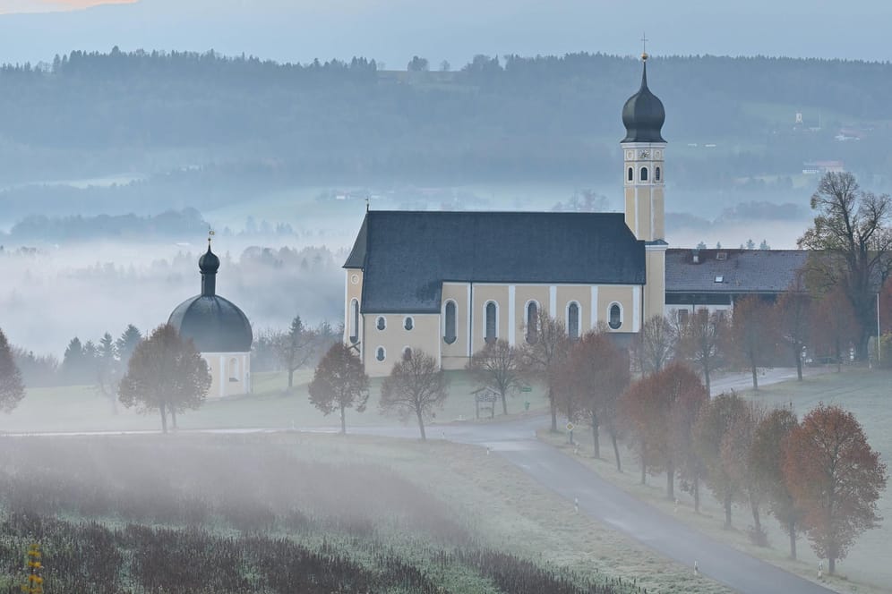 Wallfahrtskirche in Bayern (Archivbild): In der Corona-Pandemie sind zwar weniger Menschen aus der Kirche ausgetreten, Experten zweifeln aber an einer Trendwende.
