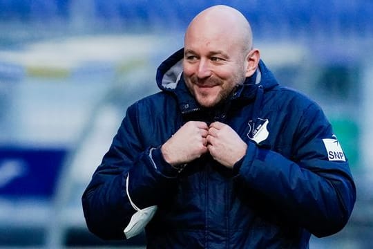 Alexander Rosen, Hoffenheims Direktor Profifussball, freut sich auf den Neuzugang Justin Che.