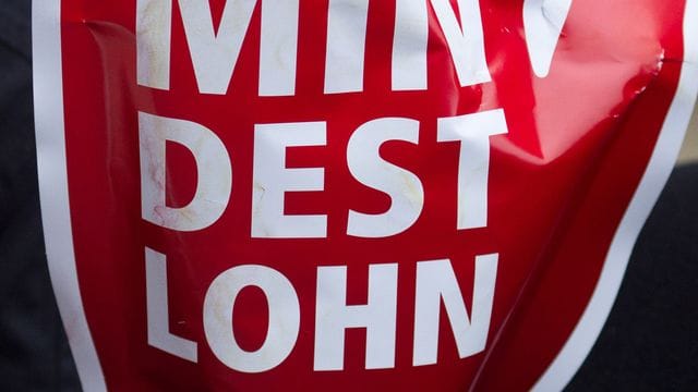 Der gesetzliche Mindestlohn soll nun im Oktober auf zwölf Euro steigen. Der gesetzliche Mindestlohn soll nun im Oktober auf zwölf Euro steigen.