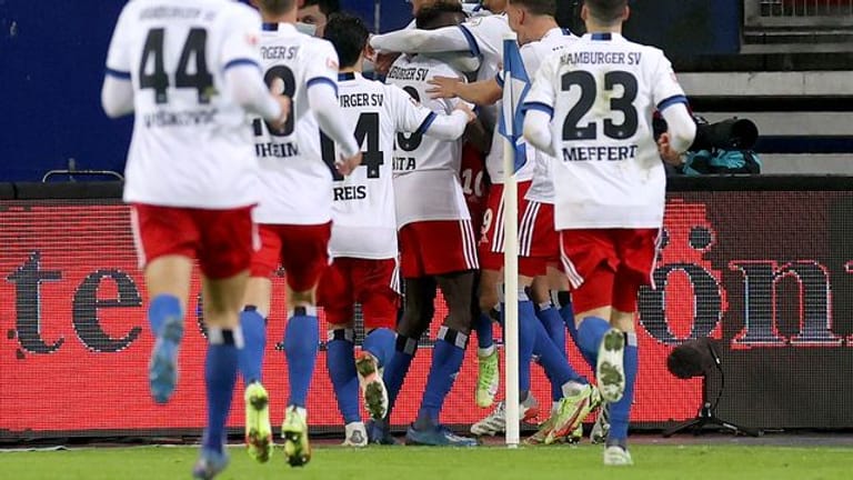 Hamburgs Spieler jubeln über den Treffer zum 2:1-Sieg gegen den FC St.