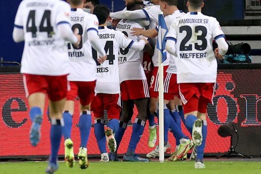 Hamburgs Spieler jubeln über den Treffer zum 2:1-Sieg gegen den FC St.