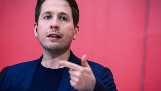 Kevin Kühnert gibt nach den Gremiensitzungen seiner Partei eine Pressekonferenz in der SPD-Parteizentrale. Kevin Kühnert gibt nach den Gremiensitzungen seiner Partei eine Pressekonferenz in der SPD-Parteizentrale.