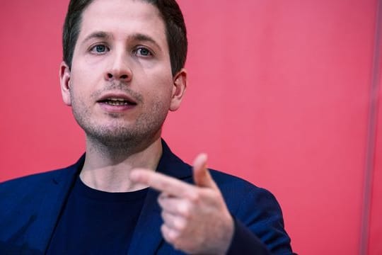 Kevin Kühnert gibt nach den Gremiensitzungen seiner Partei eine Pressekonferenz in der SPD-Parteizentrale.
