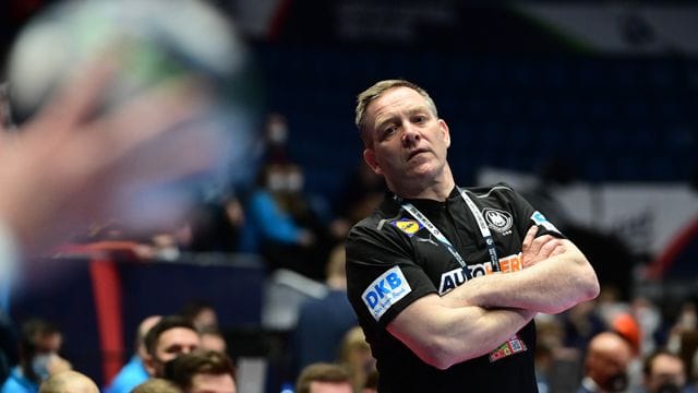 Deutschlands Handball-Cheftrainer Alfred Gislason muss sein Team auf die Schweden vorbereiten.